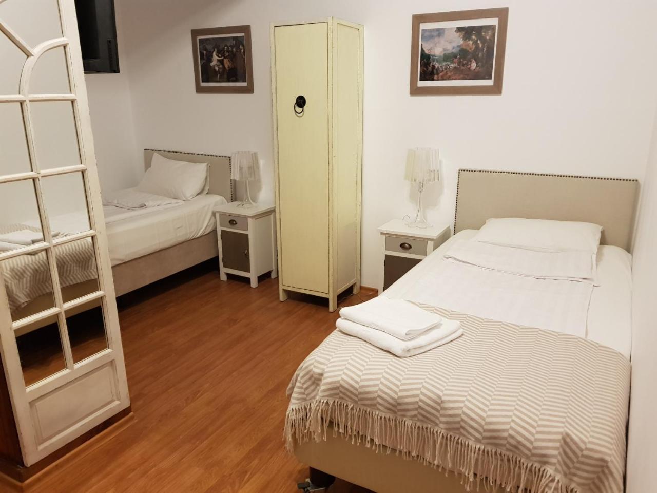 Nonna Mia Hotel Bukares Bagian luar foto