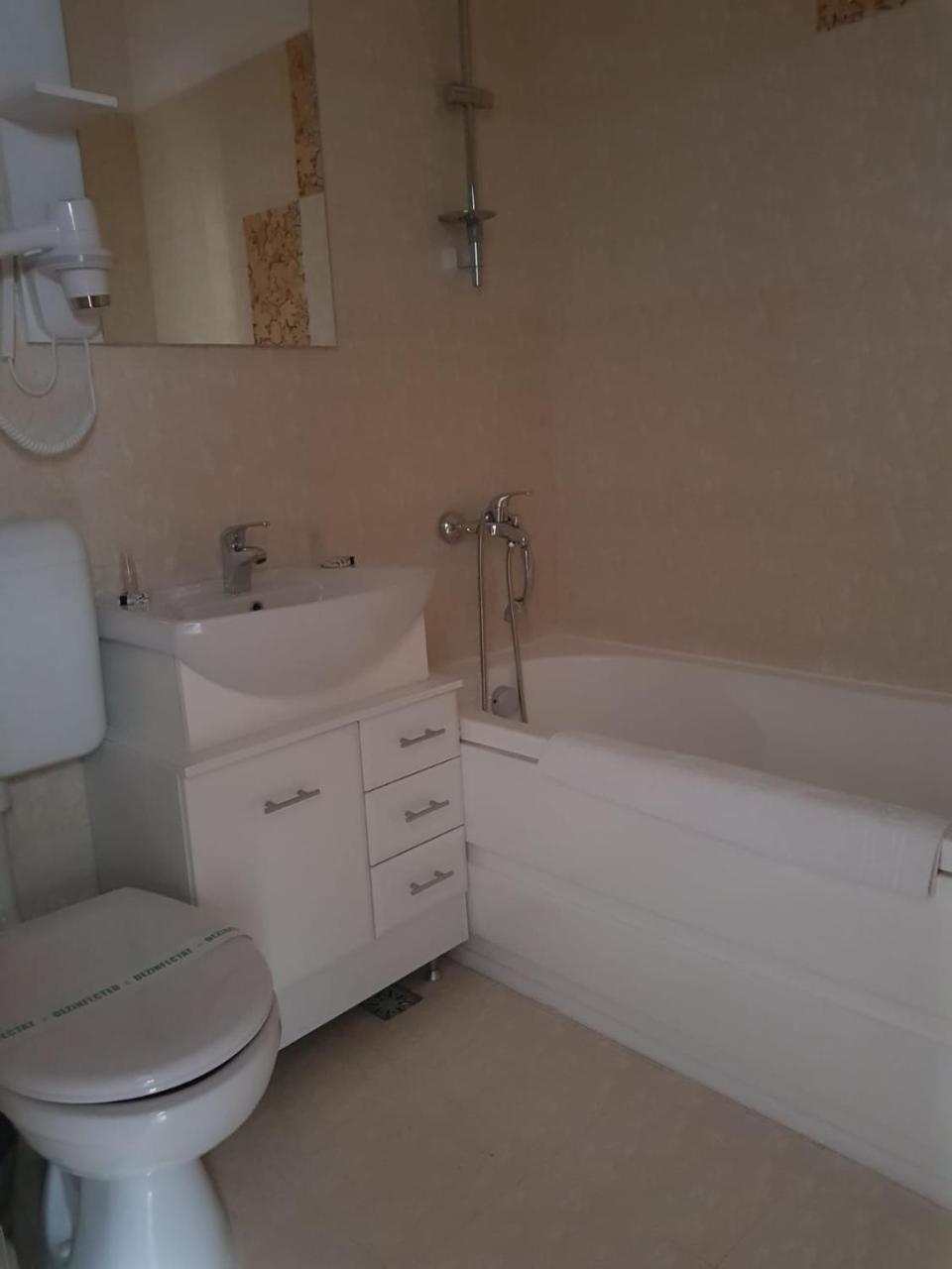 Nonna Mia Hotel Bukares Bagian luar foto