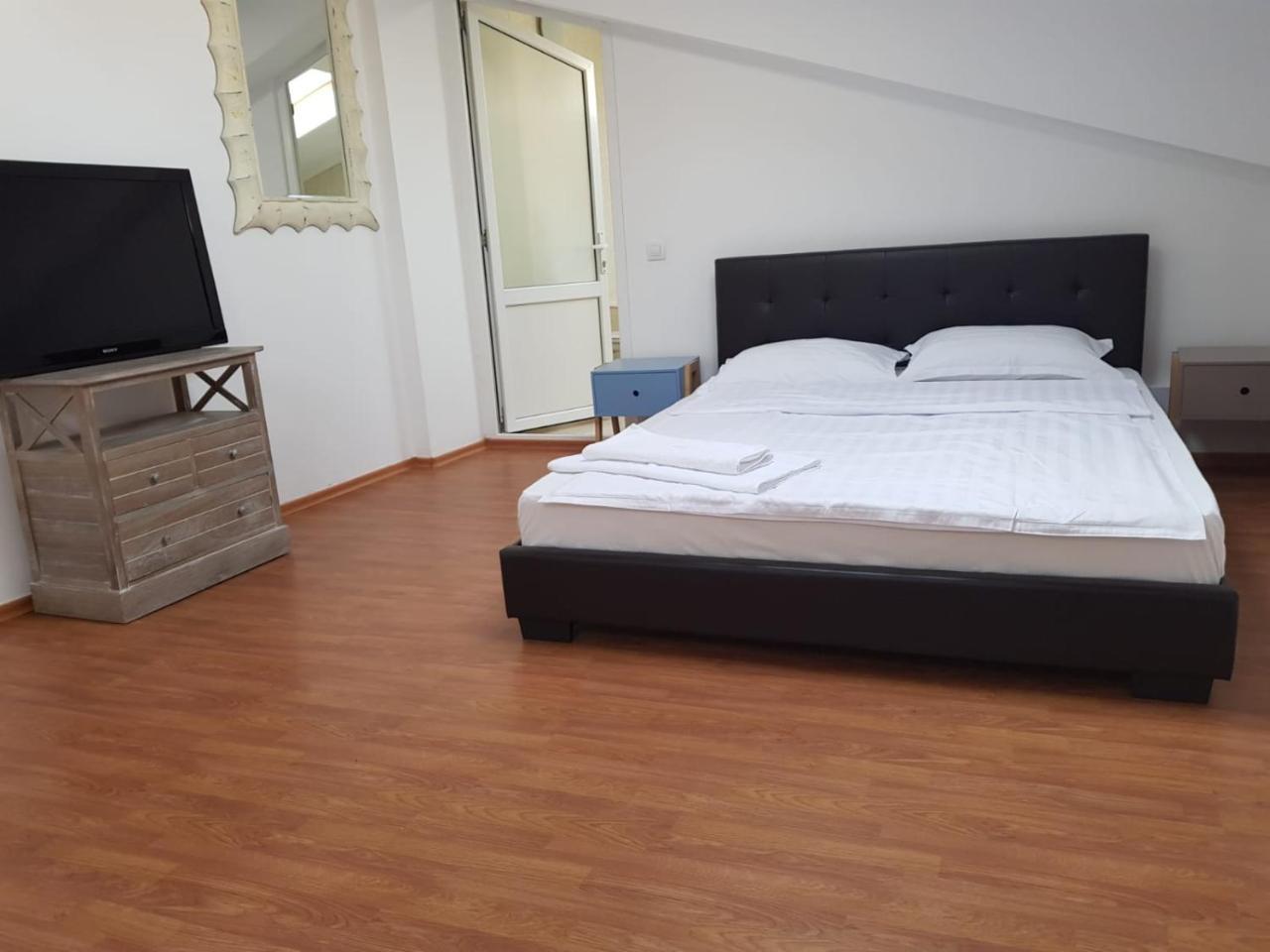 Nonna Mia Hotel Bukares Bagian luar foto