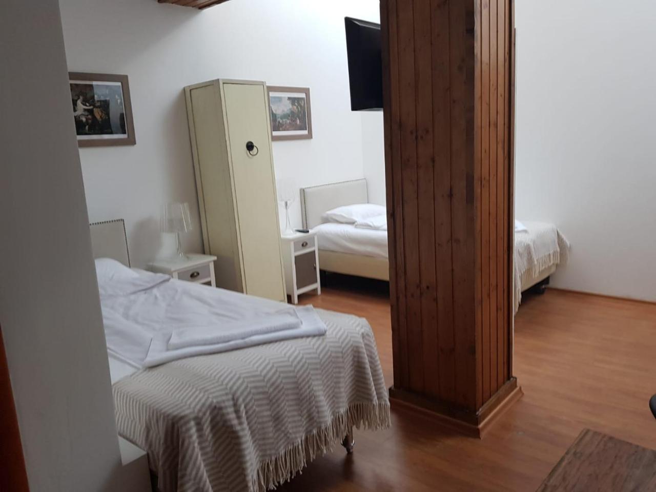 Nonna Mia Hotel Bukares Bagian luar foto