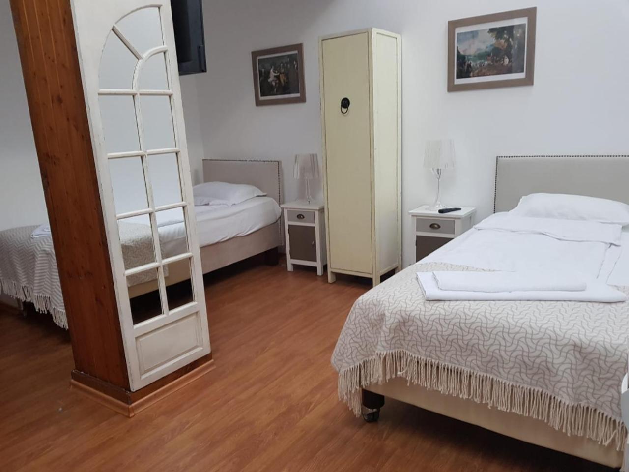 Nonna Mia Hotel Bukares Bagian luar foto